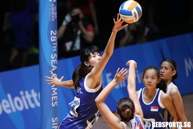 Chen Li Li (GK) of Singapore blocks a shot from Castaneda (GS) of Philippines. Singapore leads 21–3 in the first quarter.