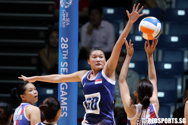 Shina Teo (WD) of Singapore tries to deny Cenarosa (GS) of Philippines. Singapore leads 63–11 in the third quarter.