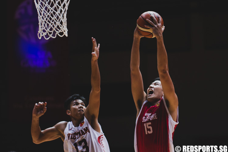 Russel Low (SIN #15) goes up for the lay-up against Pham Thanh Tung (VIE #13) (Photo 5 © Soh Jun Wei/Red Sports)