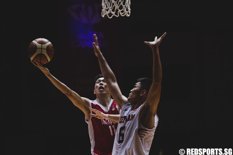 Larry Liew (SIN #11) goes up for the contact lay-up against Nguyen Thanh Nhan (VIE #6). (Photo 7 © Soh Jun Wei)