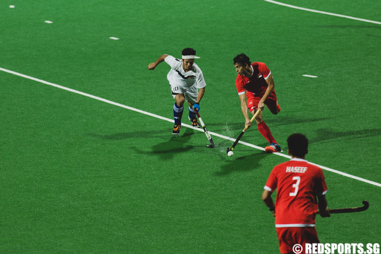 Tan Yi-Ru (SIN #18) dribbles the ball against Thein Htike Aung (MYA #10). (Photo 4 © Soh Jun Wei/Red Sports)