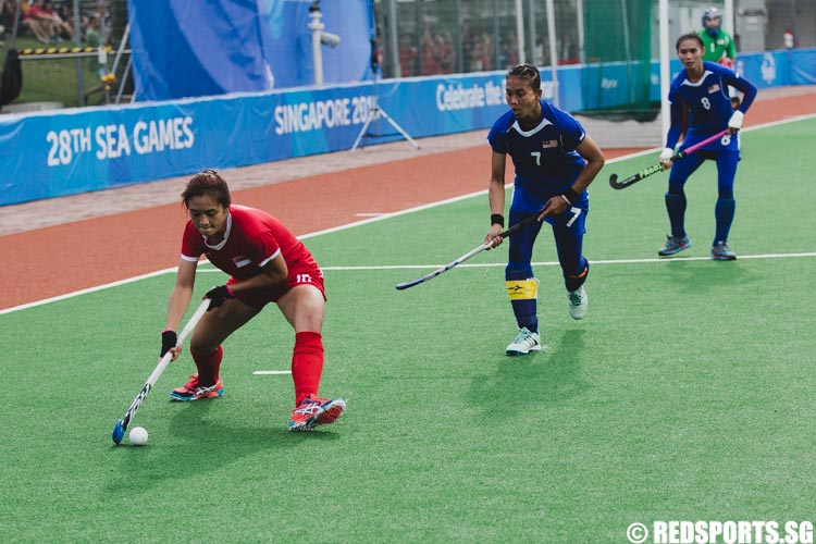 Wong Rhys (SIN #10) controlling the ball against Ruhani Siti Noor (MAS #7). (Photo 2 © Soh Jun Wei/Red Sports)