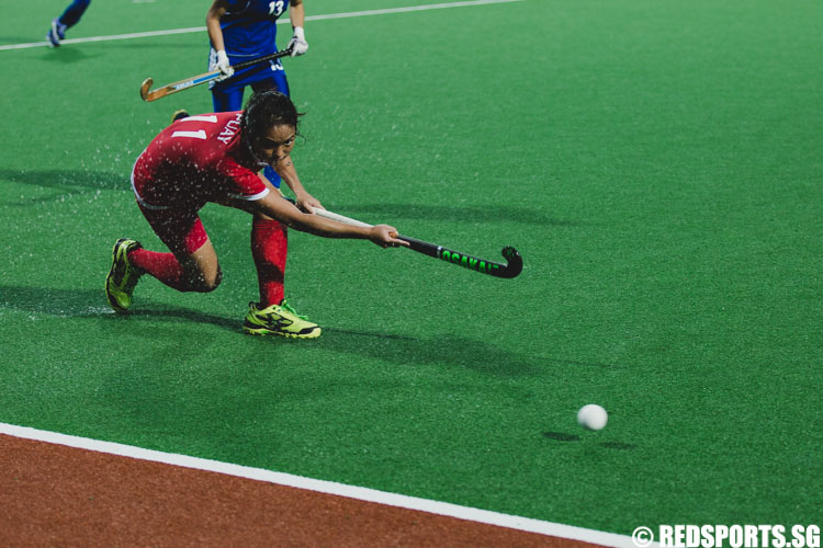 Ho Puay Ling (SIN #11) passes the ball. (Photo 4 © Soh Jun Wei/Red Sports)