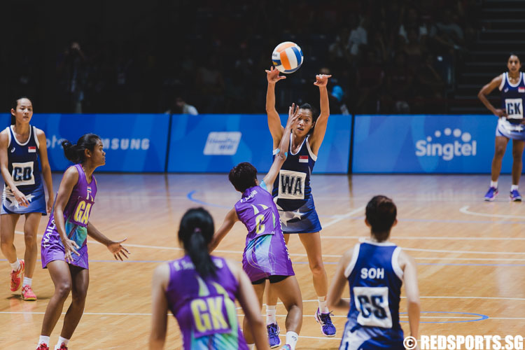 Chen Huifen (WA) makes the pass to her teammate. (Photo 3 © Soh Jun Wei/Red Sports)