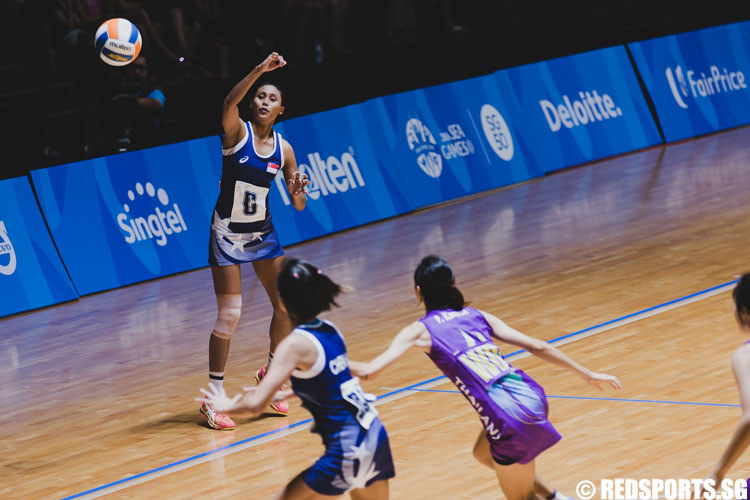 Nurul Baizura (C) makes the pass to her teammate. (Photo 5 © Soh Jun Wei/Red Sports)