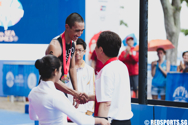 Wille Loo (SIN) receives his medal. (Photo 14 © Soh Jun Wei/Red Sports)