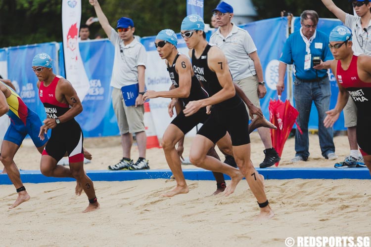 Wille Loo Chuan Rong (SIN) and Clement Chow Sheng Ren (SIN) start their race at the beach for the swimming component. (Photo 2 © Soh Jun Wei/Red Sports)