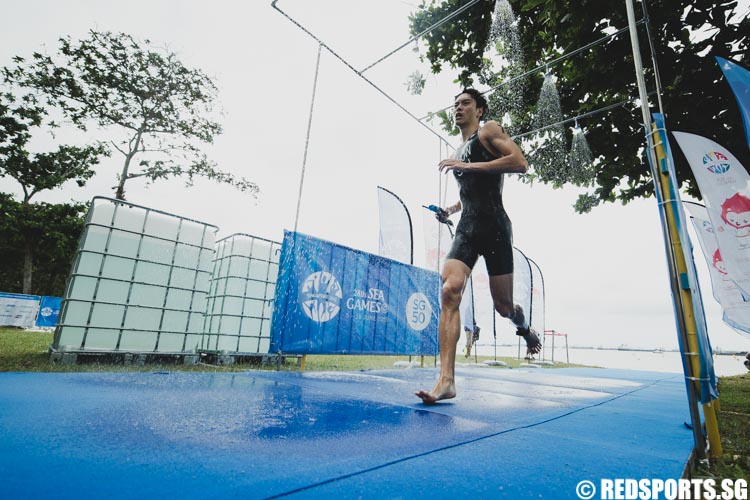Clement Chow (SIN) running through the showers after completing his swim. (Photo 4 © Soh Jun Wei/Red Sports)
