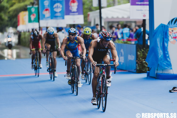 Wille Loo (SIN) leading the pack during the cycling component of the triathlon. (Photo 5 © Soh Jun Wei/Red Sports)