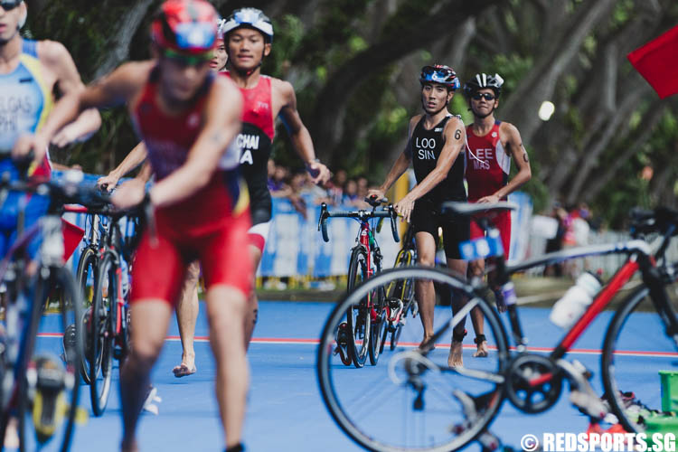 Wille Loo (SIN) coming into the transition area to prepare for his run. (Photo 7 © Soh Jun Wei/Red Sports)