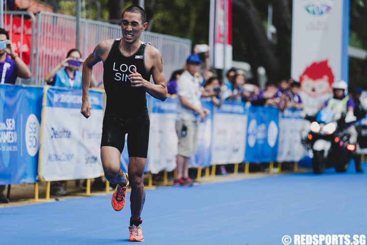 Wille Loo (SIN) pushing on during the running component of the triathlon. (Photo 8 © Soh Jun Wei/Red Sports)