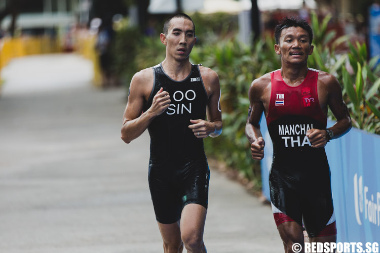 Wille Loo (SIN) and Thanongsak Manchai (THA) going head to head during the run. (Photo 9 © Soh Jun Wei/Red Sports)