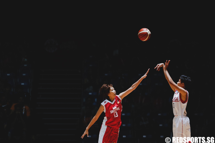 Yukie Yoshida (SIN #13) tries to contest a 3-pointer by Malaysia. (Photo 27 © Soh Jun Wei/Red Sports)