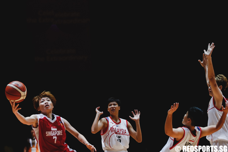 Cheryl Poon (SIN #7) goes up for the layup in traffic against Malaysia. (Photo 28 © Soh Jun Wei/Red Sports)