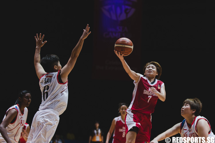 Cheryl Poon (SIN #7) goes up for the layup while Saw Wei Yin (MAS #6) is trying to contest the shot. (Photo 29 © Soh Jun Wei/Red Sports)