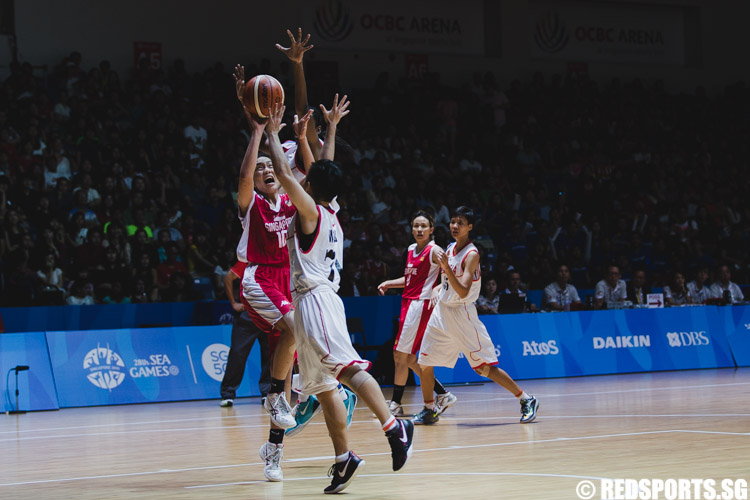 Alanna Lim (SIN #10) goes up for the contested layup and draws the foul. (Photo 30 © Soh Jun Wei/Red Sports)