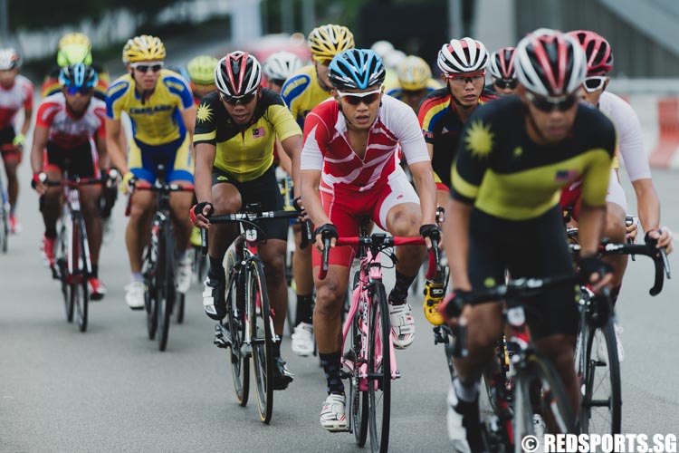 Darren Low (red) from Singapore in action during the Men's Mass Start Road Race finals. (Photo 2 © Soh Jun Wei/Red Sports)