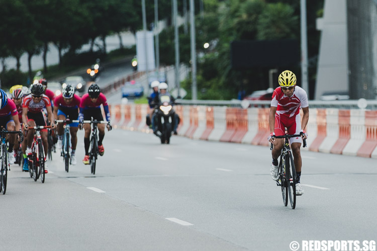 Low Ji Wen (red) from Singapore leading the pack during the Men's Mass Start Road Race finals. (Photo 3 © Soh Jun Wei/Red Sports)