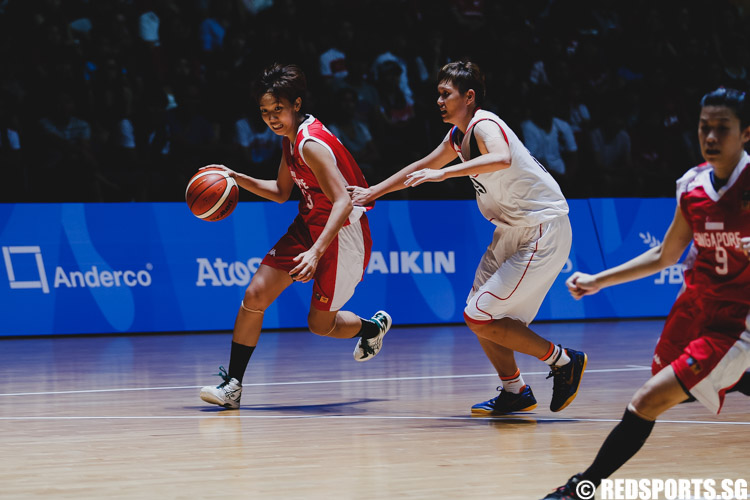 Yukie Yoshida (SIN #13) drives the ball against a Malaysian player. (Photo 20 © Soh Jun Wei/Red Sports)
