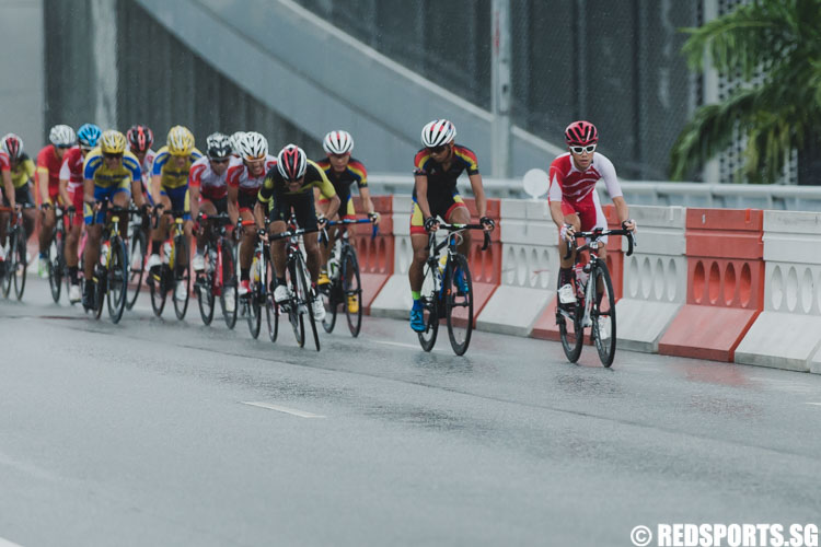 Noel Tay (red) from Singapore in action leading the pack during the Men's Mass Start Road Race finals. (Photo 5 © Soh Jun Wei/Red Sports)