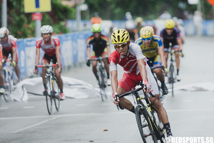 Low Ji Wen (red) from Singapore crossing the finish line during the Men's Mass Start Road Race. (Photo 6 © Soh Jun Wei/Red Sports)