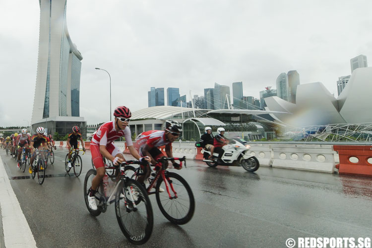 Bikers in action at the Benjamin Shears bridge during the Men's Mass Start Road Race final of the 28th Southeast Asian Games. (Photo 7 © Soh Jun Wei/Red Sports)