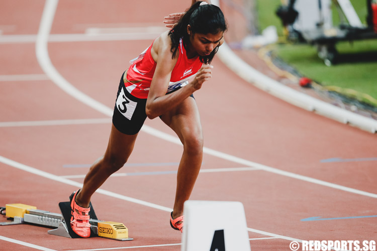 Piriyah T from Singapore flagging off during the women's 400m final. (Photo 5 © Soh Jun Wei/Red Sports)
