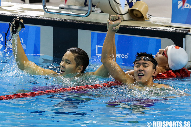 Quah Zheng Wen and Pang Sheng Jun share a moment after they clinched both the gold and silver medals in the 400m individual medley. (Photo 1 © Matthew Lau/Red Sports)