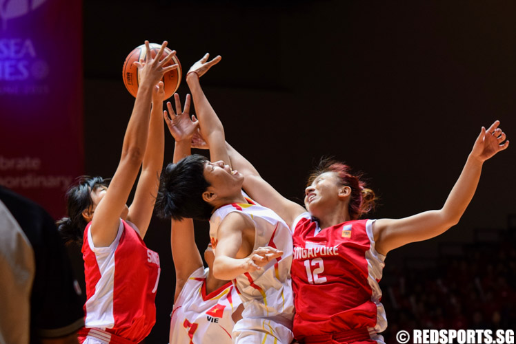 Players compete for the rebound. Singapore Women's basketball team won their first match against Vietnam 99-58. (Photo 1 © Laura Lee/Red Sports)