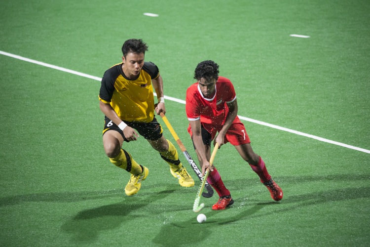Another battle of the midfielders, Singapore’s  Abdullah Karleef (#7) and Nor Abdul Rahman (#6) of Malaysia.