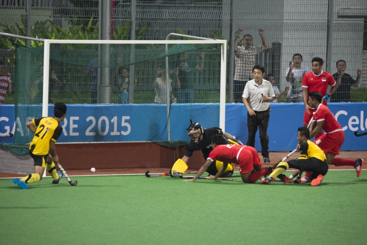 Singapore scores their first goal through Abdul Hafiz (#23), keeping their hopes of winning the match alive. 