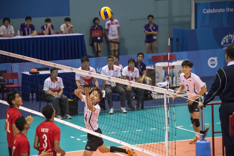 Eng Sin Hau (#14) sets up the ball for his team’s spikers.