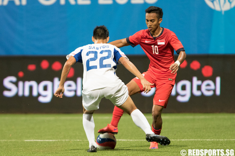 (#10) of Singapore controls the ball against (#22) of Philippines. (Photo © Clara Yuan/Red Sports)