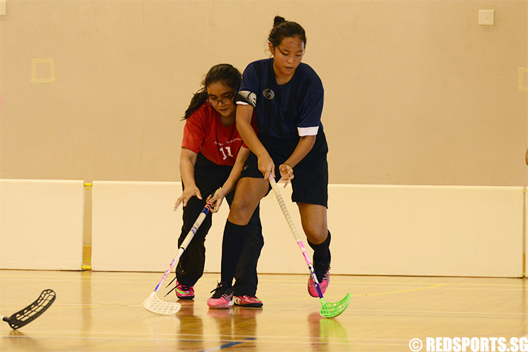 Bedok South captain Geraldine Lee (#9) tussles for control of the ball. She was the top scorer of the game with three goals, all scored in the first period. (Photo 1 © Louisa Goh/Red Sports)