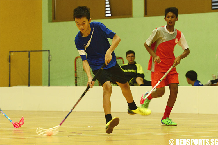 Alexander Lee (#17) looks to pass the ball to his team mate. (Photo 2 © Louisa Goh/Red Sports)