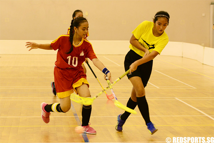 Bedok North captain Siti Najihah Bte Abdul Rahim (#10) looks to intercept Eka Nayla Atiqah (SF #48)’s pass. She had added three goals to her team’s score. (Photo 2 © Louisa Goh/Red Sports)