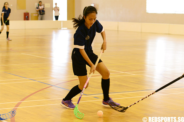 Lourdes Ikia Poh (#7) looks to pass the ball to her team mate. She added two goals to Bedok South’s score. (Photo 2 © Louisa Goh/Red Sports)