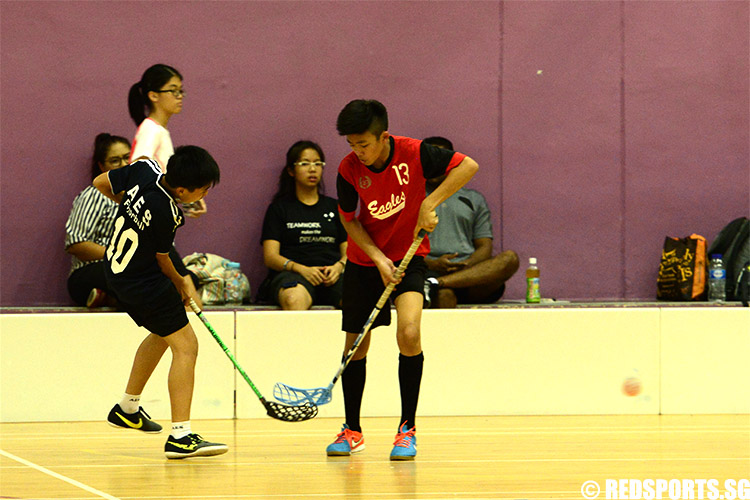 Sean Leow (EV #13) foils an attempt by Jovian Kee (AES #10) to score. (Photo 3 © Louisa Goh/Red Sports)
