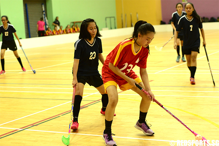 Celeste Tan (BN #23) protects the ball from AES. (Photo 3 © Louisa Goh/Red Sports)