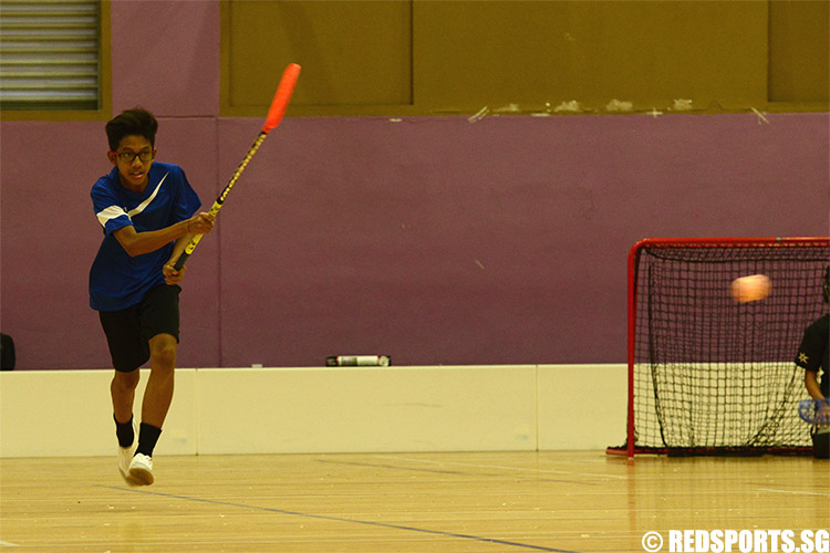 Bukit Merah captain Muhammad Zaidan steers the game away from his half of the court.  (Photo 4 © Louisa Goh/Red Sports)