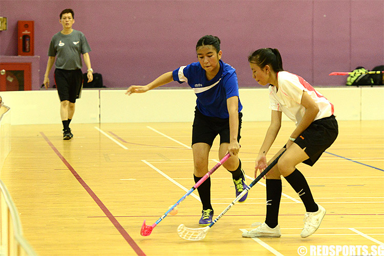 Players reach out to intercept the ball. (Photo 4 © Louisa Goh/Red Sports)