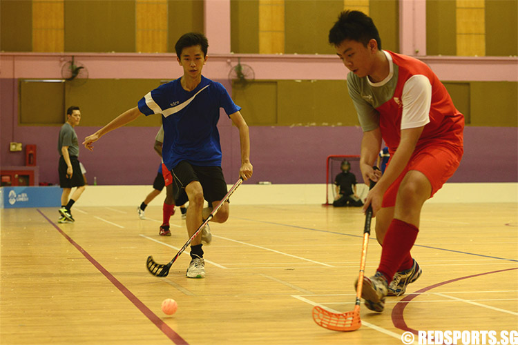 Jurong’s Ignatius Goh (#7) reaches out to gain control of the ball. (Photo 5 © Louisa Goh/Red Sports)