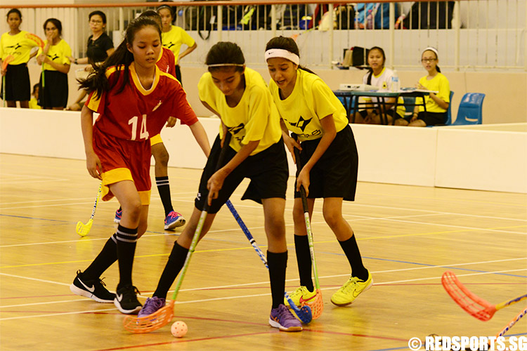 Springfield attempts to keep the ball away from Bedok North. (Photo 5 © Louisa Goh/Red Sports)