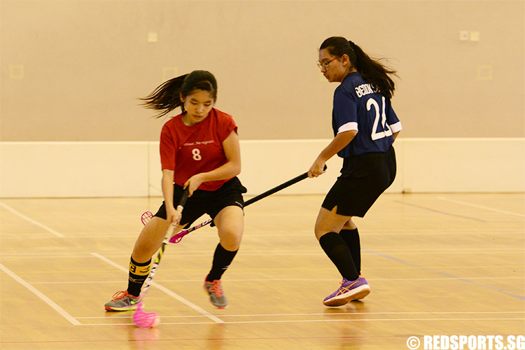 Lim Ying Wei (SC #8) handles the ball away. (Photo 5 © Louisa Goh/Red Sports)
