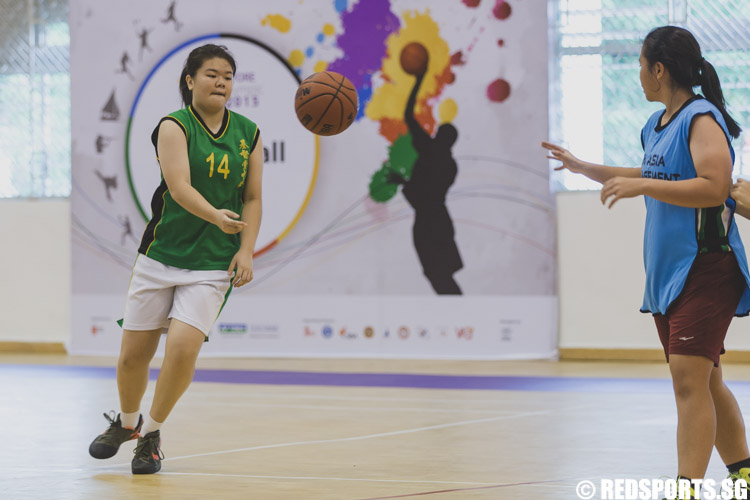 Clarice of 2D passes the ball to her teammate, Shanice Tan during the U-17 girls' basketball competition of the Singapore Youth Olympic Festival. (Photo 17 © Soh Jun Wei/Red Sports)
