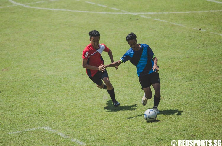 Idrhan fights for possession of the ball during the preliminary round of the Football 7s at the Singapore Youth Olympic Festival. (Photo 10 © Soh Jun Wei/Red Sports)
