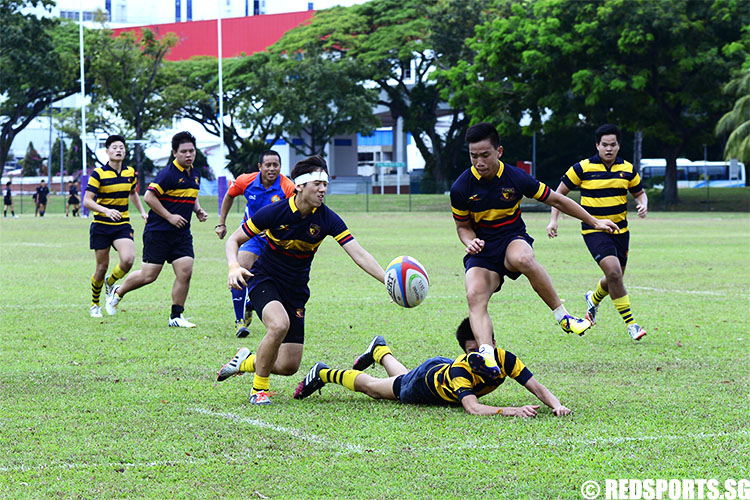 ACJC players dodge ACSI to gain possession of the ball. (Photo 7 © Louisa Goh/Red Sports)