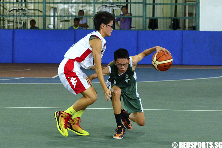 Anglican High’s Brandon Koh (#7) drives the ball against Dunman’s Zachary (#11). (Photo 3 © Louisa Goh/Red Sports)