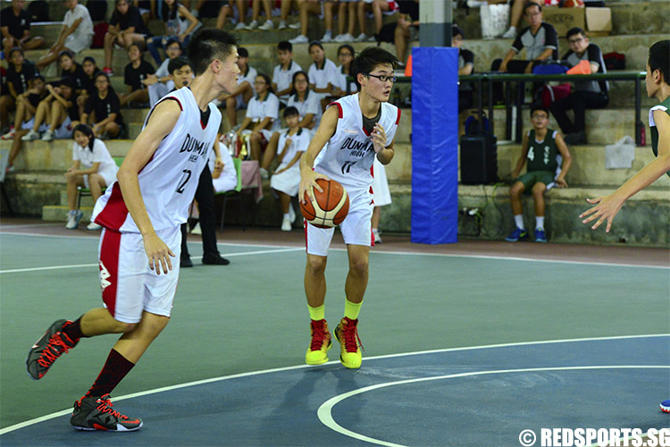 Dunman’s Ee Hao (#12) and Zachary (#11) look for an opening to score. (Photo 4 © Louisa Goh/Red Sports)