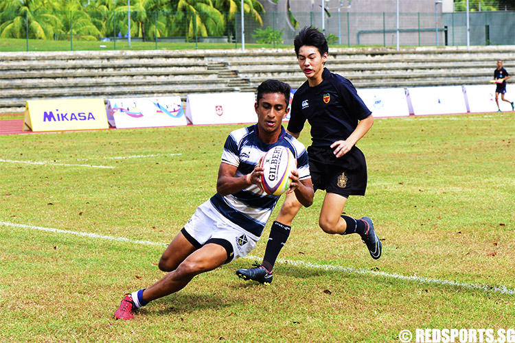 Viviyan Philip (SA #13) scores a try against RI in the final. (Photo 1 © Louisa Goh/Red Sports)